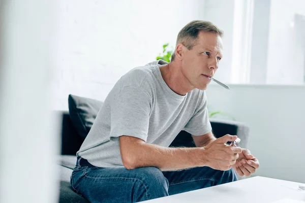 Homem bonito em t-shirt fumando contundente com cannabis medicinal — Fotografia de Stock