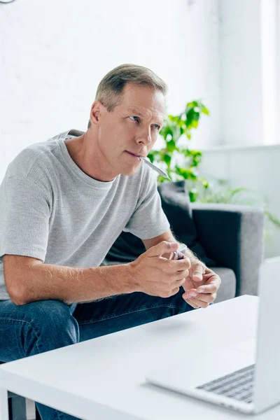 Hombre guapo en camiseta fumar romo con cannabis medicinal - foto de stock