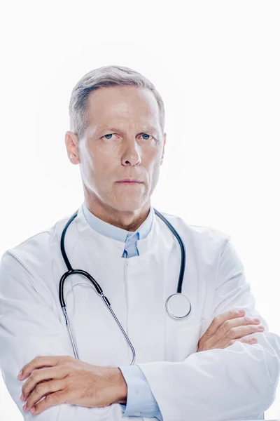 Schöner Arzt im weißen Mantel, der in die Kamera schaut, isoliert auf weiß — Stockfoto