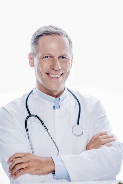 Médico bonito em casaco branco sorrindo isolado no branco — Fotografia de Stock