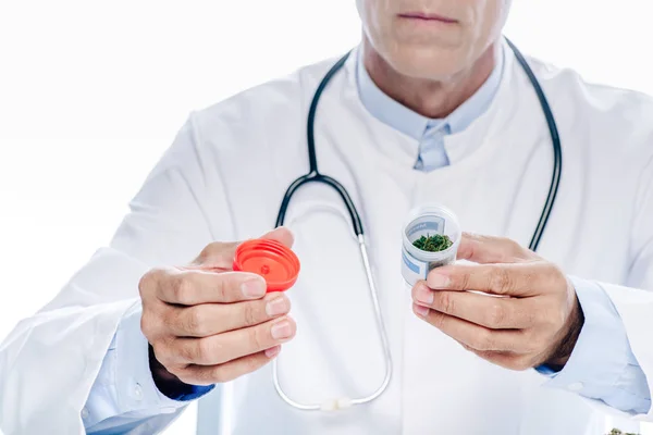 Ausgeschnittene Ansicht eines Arztes im weißen Kittel, der medizinisches Cannabis isoliert auf weiß hält — Stockfoto