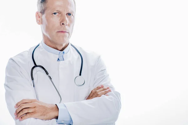 Beau médecin en manteau blanc avec les bras croisés isolés sur blanc — Photo de stock