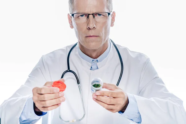 Schöner Arzt in weißem Kittel mit medizinischem Cannabis isoliert auf weißem Untergrund — Stockfoto