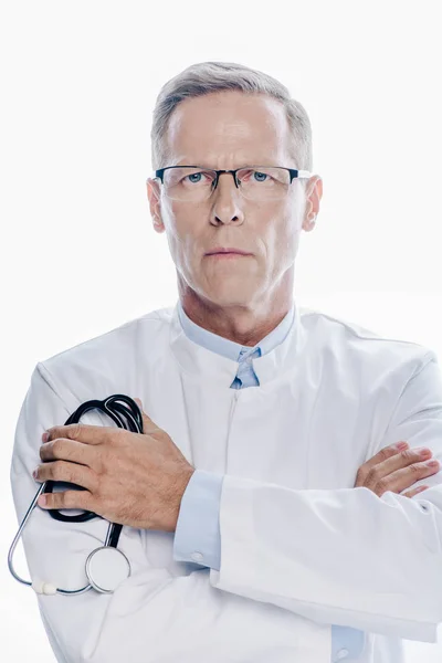 Bel medico in mantello bianco con stetoscopio isolato su bianco — Foto stock