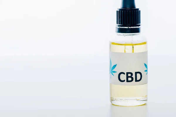 Масло конопли в бутылке с надписью CBD на белом фоне — стоковое фото