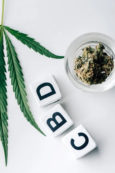Draufsicht auf Würfel mit Schriftzug cbd, medizinischem Cannabis und Marihuana auf weißem Hintergrund — Stockfoto