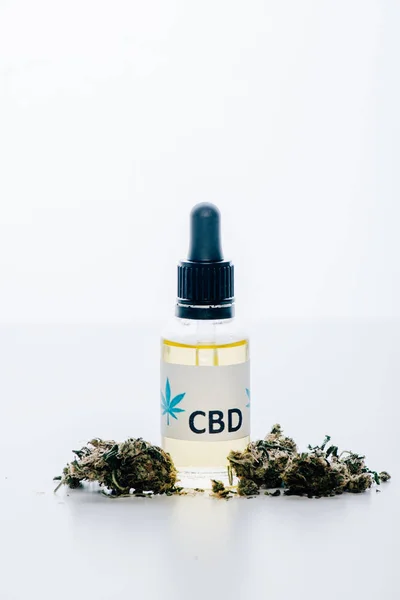 Cannabisöl in Flasche mit Schriftzug cbd und medizinischem Cannabis auf weißem Hintergrund — Stockfoto