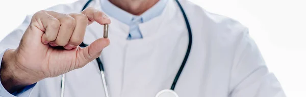 Plan panoramique du médecin en manteau blanc tenant pilule isolé sur blanc — Photo de stock