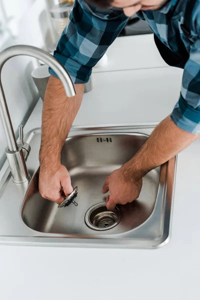 Foco seletivo do reparador que trabalha na cozinha — Fotografia de Stock