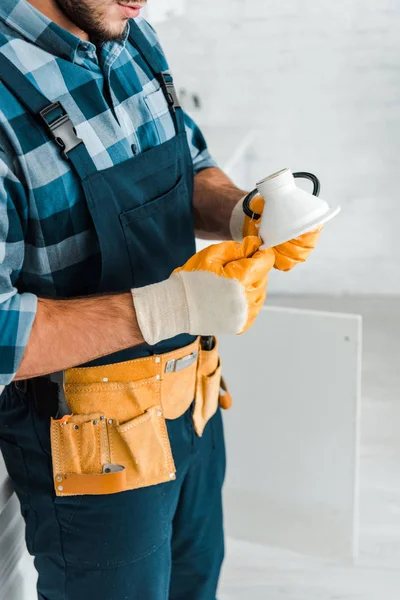 Vista cortada de homem barbudo segurando funil na cozinha — Fotografia de Stock