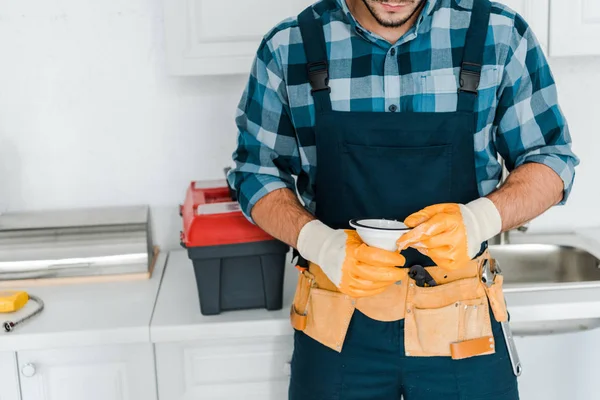 Vista cortada de homem barbudo segurando funil na cozinha — Fotografia de Stock