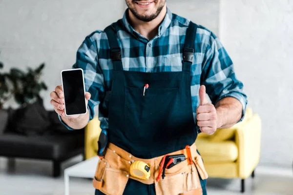 Corte vista de homem feliz segurando smartphone com tela em branco e mostrando o polegar para cima — Fotografia de Stock