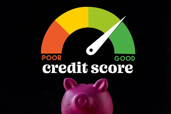 Salvadanaio rosa vicino al misuratore di velocità e punteggio di credito lettering su nero — Foto stock