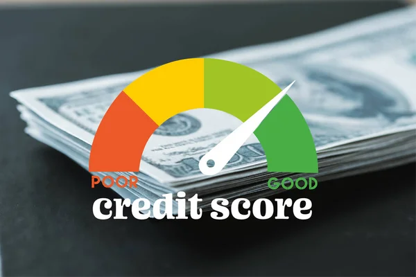 Foco seletivo da pilha com notas de dólar perto do medidor de velocidade e pontuação de crédito em preto — Fotografia de Stock