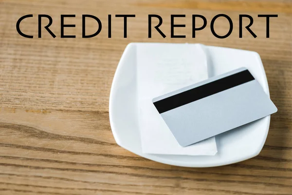 Carta di credito su targa con ricevuta e lettera di credito su tavolo in legno — Foto stock