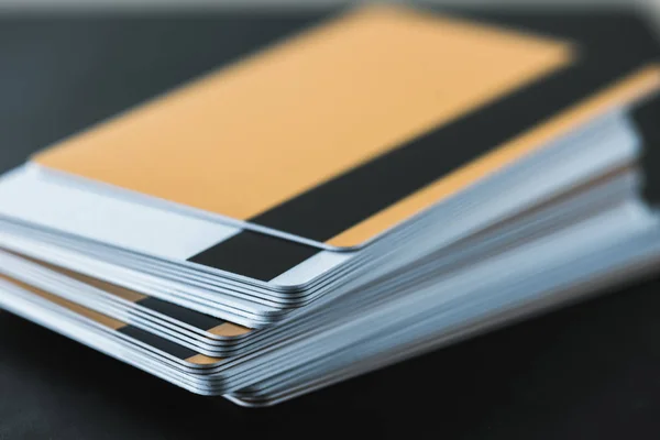 Close up de pilha com cartões de crédito em preto — Fotografia de Stock