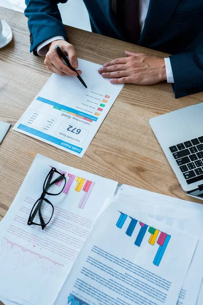 Vue aérienne de l'homme d'affaires en costume tenant stylo près du document avec des lettres — Stock Photo