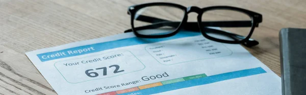 Tiro panorâmico de óculos perto de documento com cartas de relatório de crédito — Fotografia de Stock