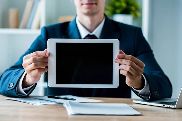 Messa a fuoco selettiva di felice uomo in possesso di tablet digitale con schermo vuoto in ufficio — Foto stock