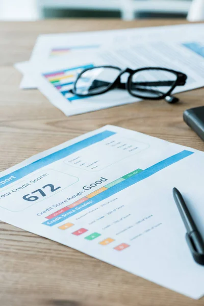 Foyer sélectif de lunettes près du document avec des lettres de crédit et carnet de notes — Stock Photo