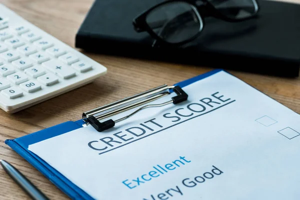 Selective focus of paper with credit score lettering near glasses — Stock Photo