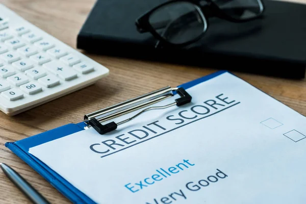 Enfoque selectivo de papel con letras de puntaje de crédito cerca de gafas - foto de stock