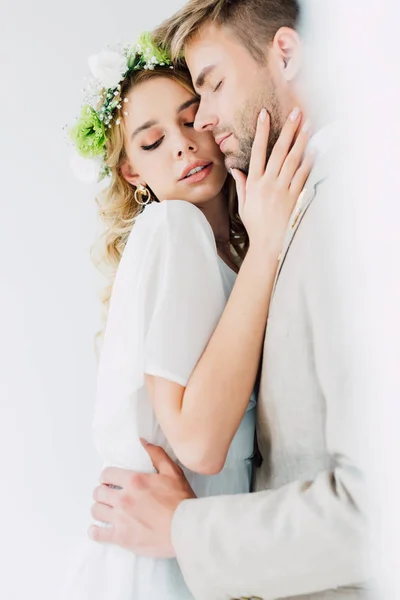 Attrayant mariée et beau marié câlin avec les yeux fermés — Photo de stock