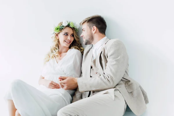 Noiva atraente e noivo bonito sorrindo e olhando um para o outro — Fotografia de Stock