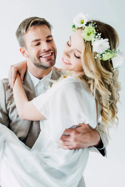 Attraktive Braut und schöner Bräutigam umarmen sich mit geschlossenen Augen — Stockfoto