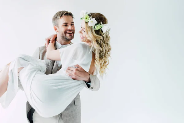 Attraktive Braut und schöner Bräutigam umarmen sich und schauen einander an — Stockfoto