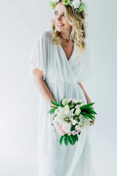 Atractiva novia en vestido de novia y guirnalda celebración ramo aislado en blanco - foto de stock