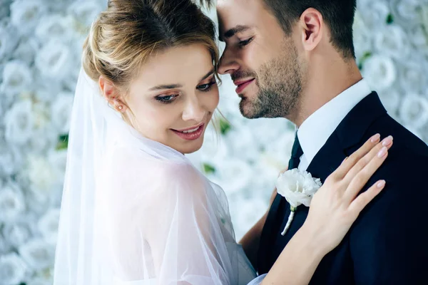 Attraente sposa e bello sposo abbracciare e guardare lontano — Foto stock