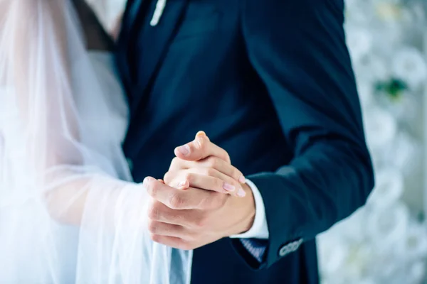 Обрізаний вид на наречену у весільній сукні і наречений тримає руки — стокове фото