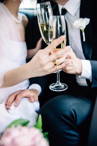 Обрезанный вид невесты и жениха звенящие с бокалами шампанского — стоковое фото