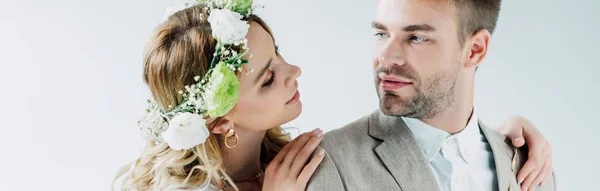 Panoramabild der attraktiven Braut und des hübschen Bräutigams, die einander anschauen — Stockfoto