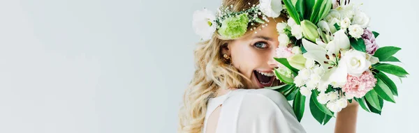 Plano panorámico de novia atractiva y rubia sosteniendo ramo aislado en blanco - foto de stock