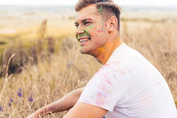 Bell'uomo in t-shirt sorridente e guardando fuori — Foto stock