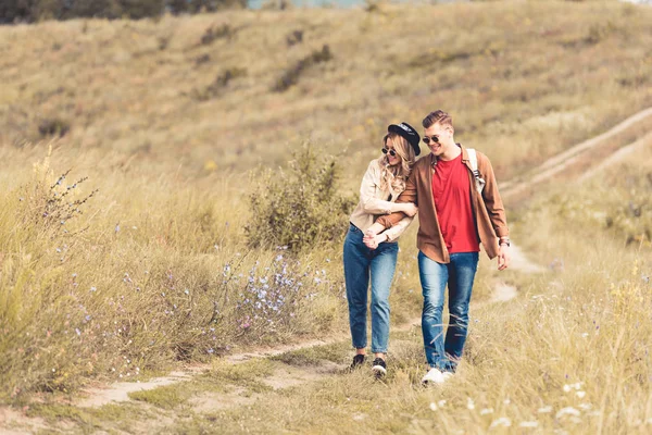 Atractiva mujer y hombre guapo sonriendo y tomados de la mano - foto de stock