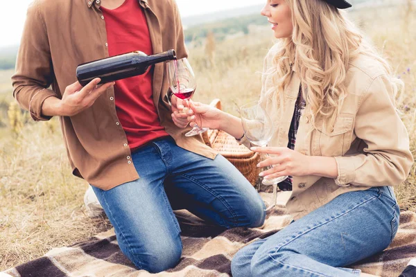 Ausgeschnittene Ansicht eines Mannes, der Wein ins Glas gießt — Stockfoto