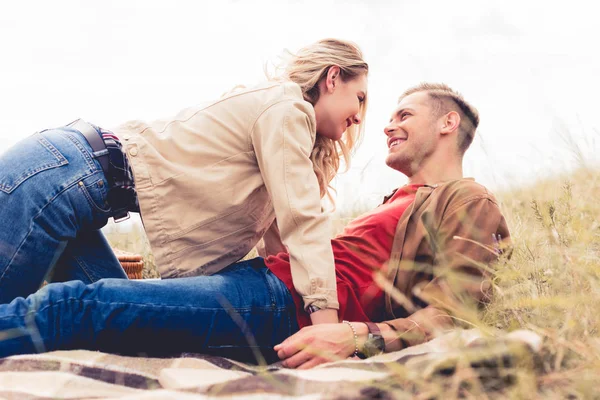 Mujer atractiva y hombre guapo mirándose entre sí - foto de stock