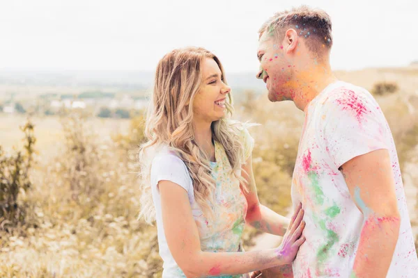 Mulher atraente e homem bonito sorrindo e abraçando fora — Fotografia de Stock