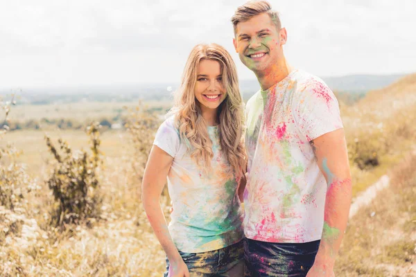 Atractiva mujer y hombre guapo sonriendo y abrazándose fuera - foto de stock