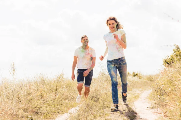 Donna attraente e bell'uomo sorridente e correndo fuori — Foto stock