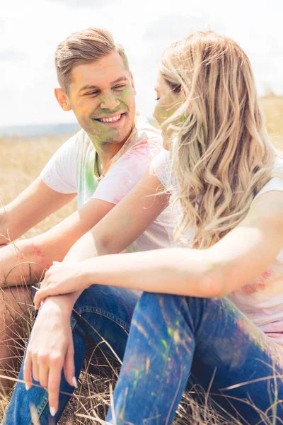 Mujer rubia y hombre guapo sonriendo y mirándose - foto de stock