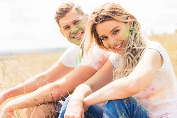 Attrayant femme et bel homme souriant et regardant la caméra — Photo de stock