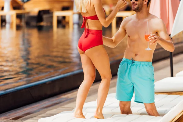 Частковий вид сексуальної пари з коктейлем на курорті — стокове фото