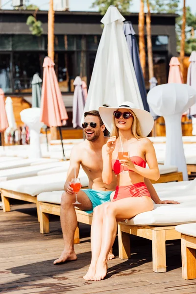 Щаслива усміхнена пара тримає коктейлі на курорті в сонячний день — стокове фото