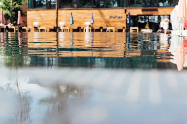 Селективный фокус бассейна на курорте в солнечный день — стоковое фото