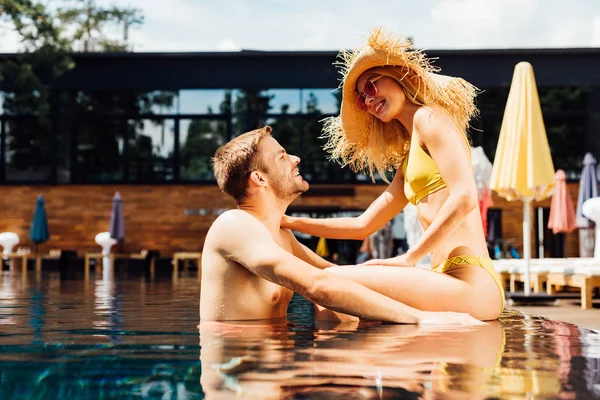 Sexy glückliches Paar im Schwimmbad bei sonnigem Tag — Stockfoto