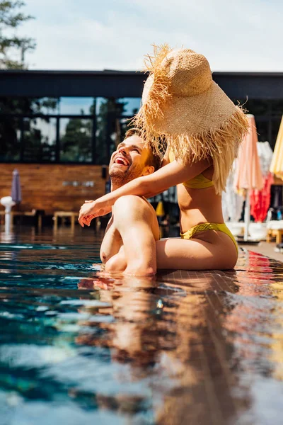 Sexy couple heureux embrassant dans la piscine dans la journée ensoleillée — Photo de stock